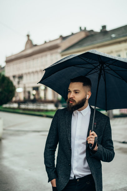 商务办公科技人物雨中打伞