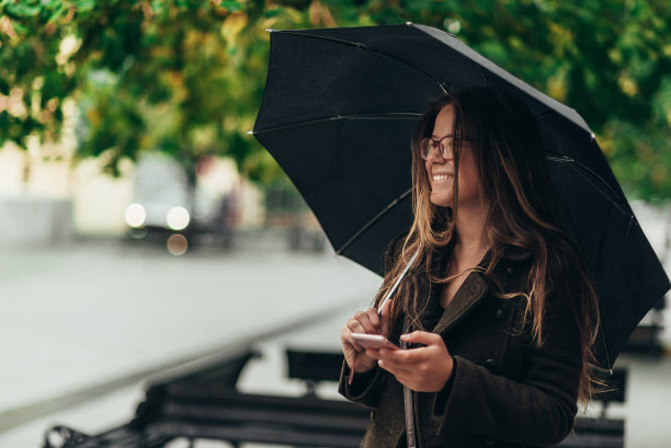 商务办公科技人物雨中打伞