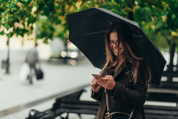 商务办公科技人物雨中打伞