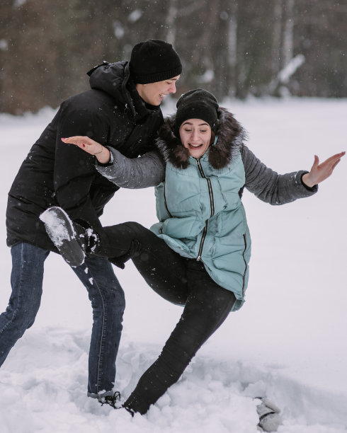 雪地冬季玩耍儿童男孩情侣