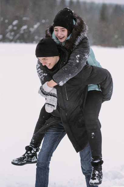 雪地冬季玩耍儿童男孩情侣