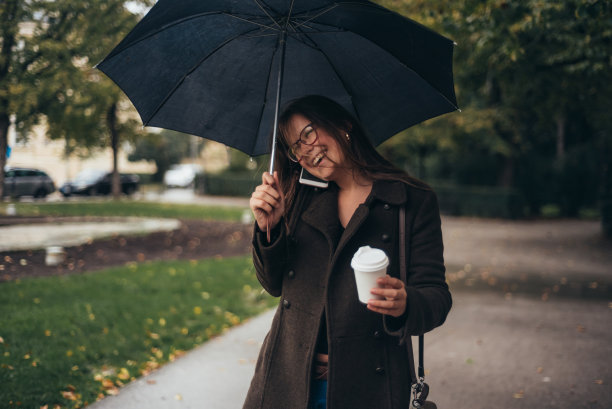 商务办公科技人物雨中打伞