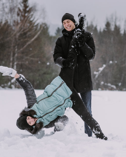 雪地冬季玩耍儿童男孩情侣