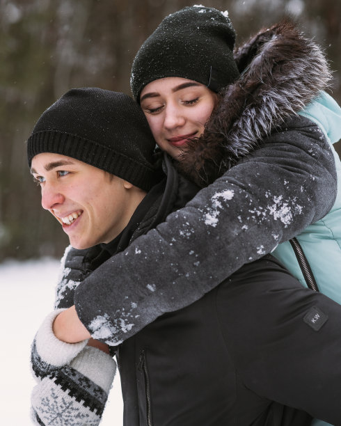 雪地冬季玩耍儿童男孩情侣