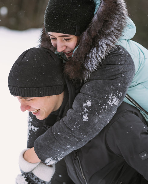 雪地冬季玩耍儿童男孩情侣