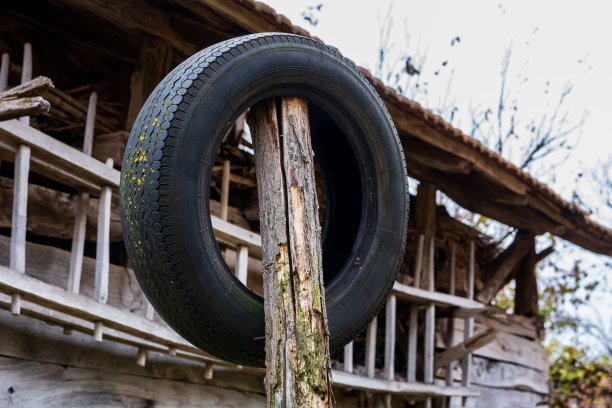 木板上的废旧轮胎