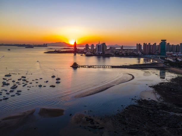 航拍青岛夕阳下的城市