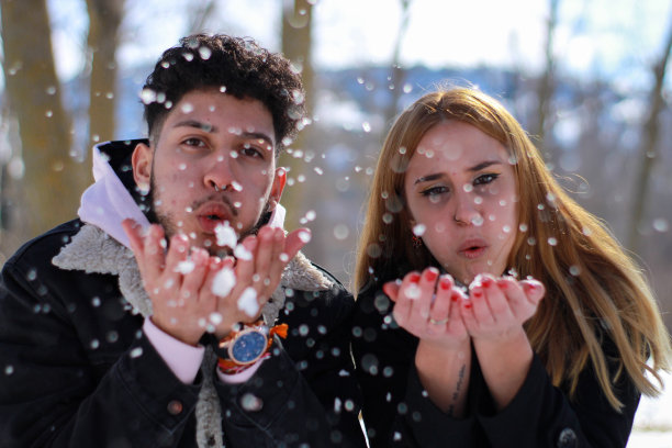 雪地冬季玩耍儿童男孩情侣