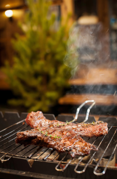 天然食品。烟熏香草和香料的猪肉