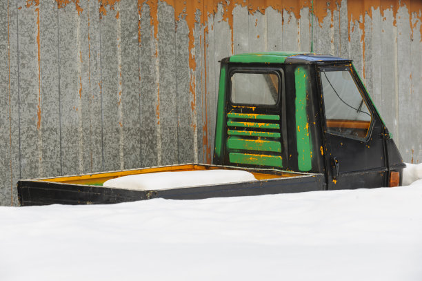 雪地里的复古面包车