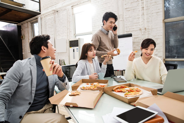 在办公室用餐的商务团队