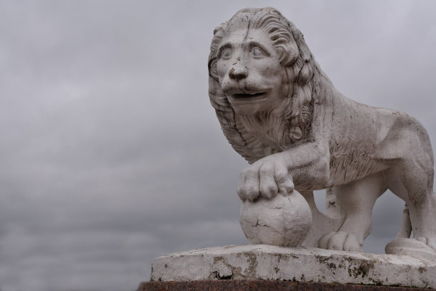 狮爪雕像