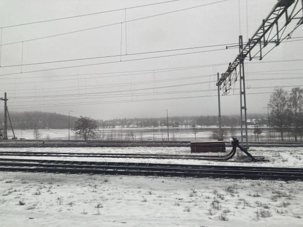 雪地里行驶的火车