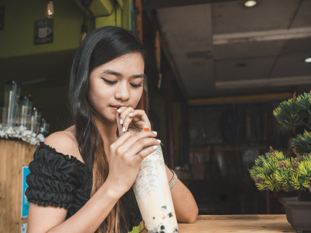 喝奶茶的美女