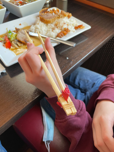 拿着筷子男孩
