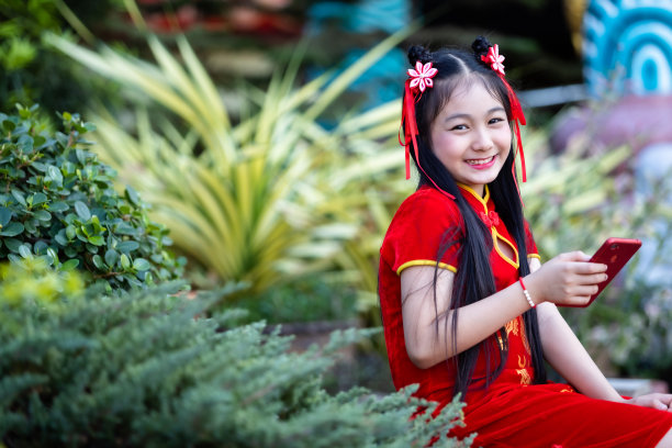 年轻的亚洲女子持有中国新年礼盒