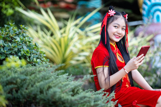 年轻的亚洲女子持有中国新年礼盒