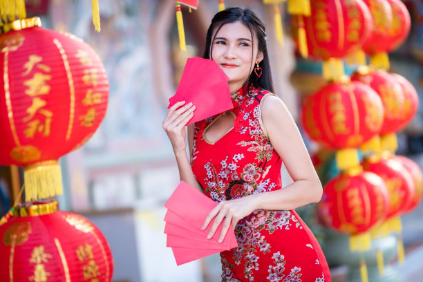 年轻的亚洲女子持有中国新年礼盒