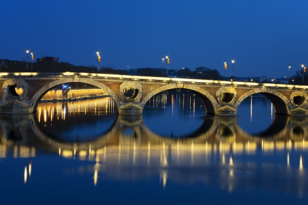 城市河流新桥夜景建筑效果图
