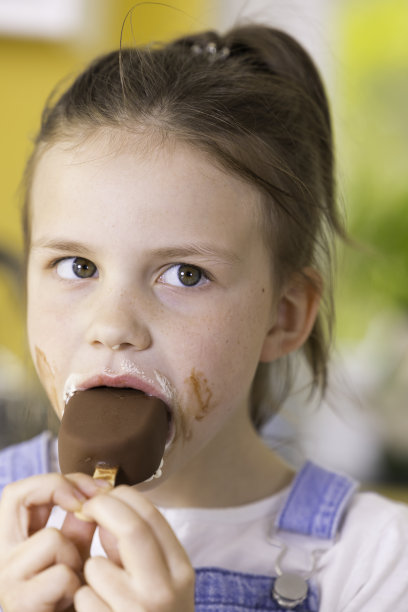 小女孩吃巧克力冰淇淋