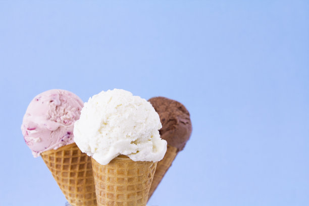 白色背景上的经典巧克力冰淇淋