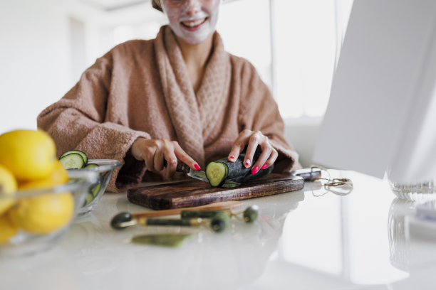 年轻女人在室内做spa