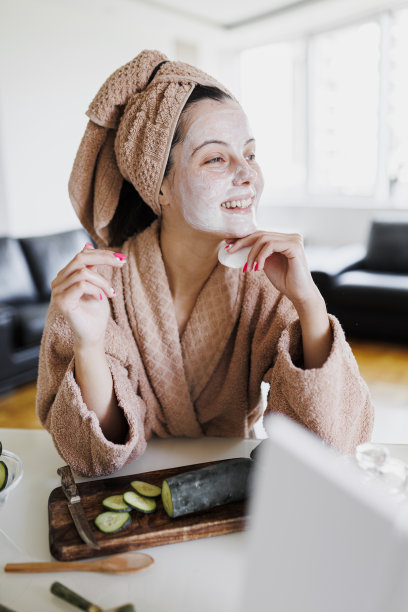 年轻女人在室内做spa