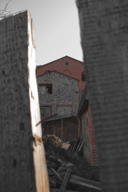 砖房破旧木门