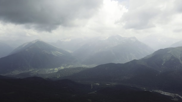 风景素材薄雾远山草地树林