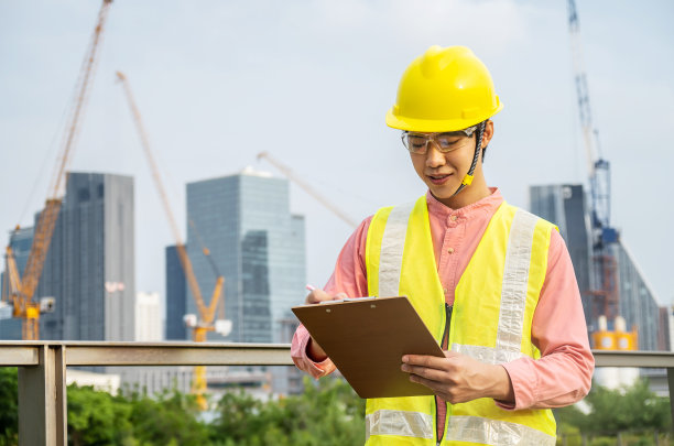 严肃建筑师与安全帽持有计划