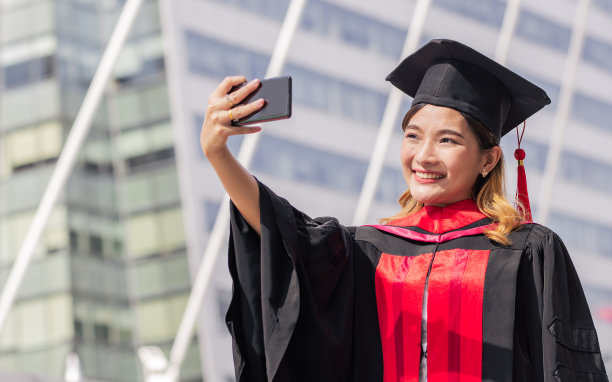 毕业季拍毕业照的大学生