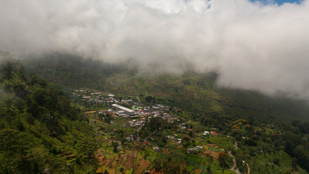 斯里兰卡风光,云雾中的山村