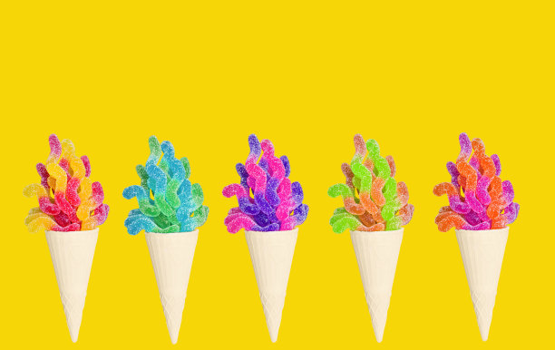 夏季这里的概念与明亮的颜色冰淇淋