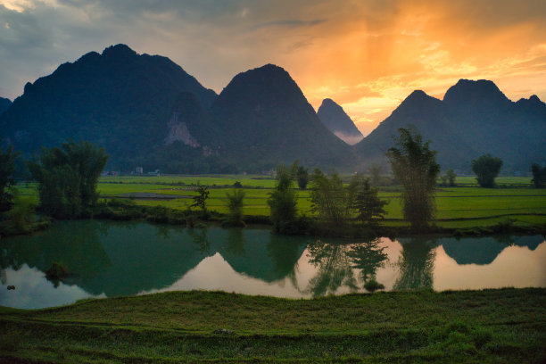 夏日的小河