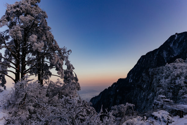 峨眉山雪景