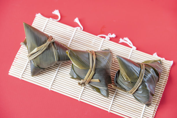 中国传统节日端午节包粽子