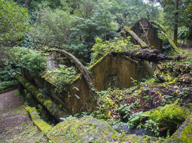 废弃工厂管道风景