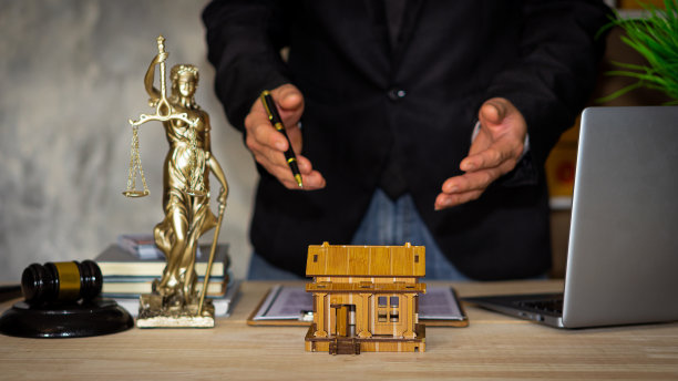 法官锤和房屋模型
