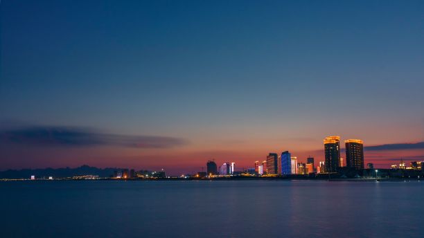 航拍夕阳中的青岛城市景观