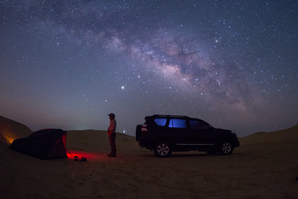 星空下的越野车