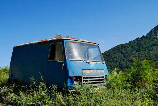 空荡荡的旅游大巴车