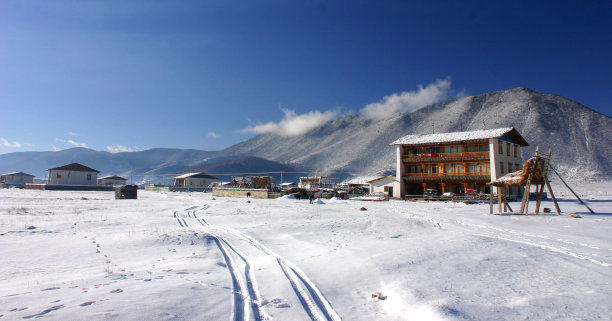 蓝天白云雪山藏族民居