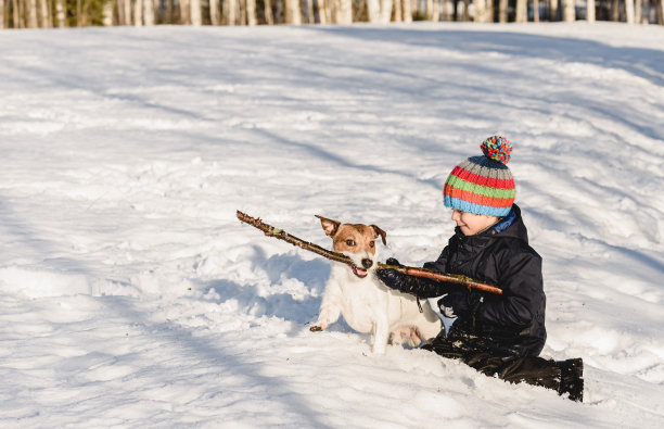 雪地冬季玩耍儿童男孩情侣