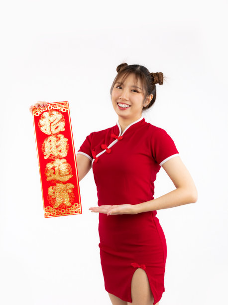 年轻的亚洲女子持有中国新年礼盒