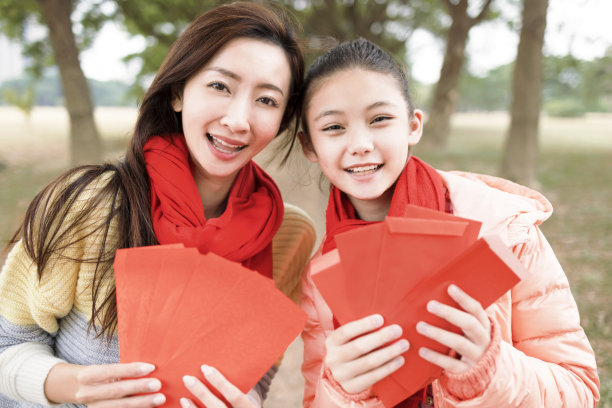 年轻的亚洲女子持有中国新年礼盒