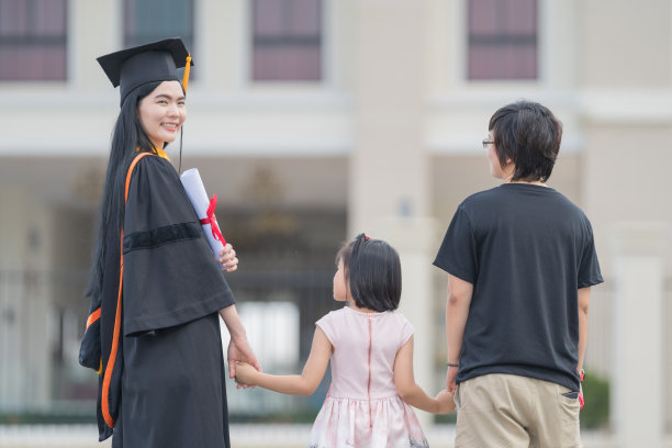 穿着学士服的女孩摄影图片