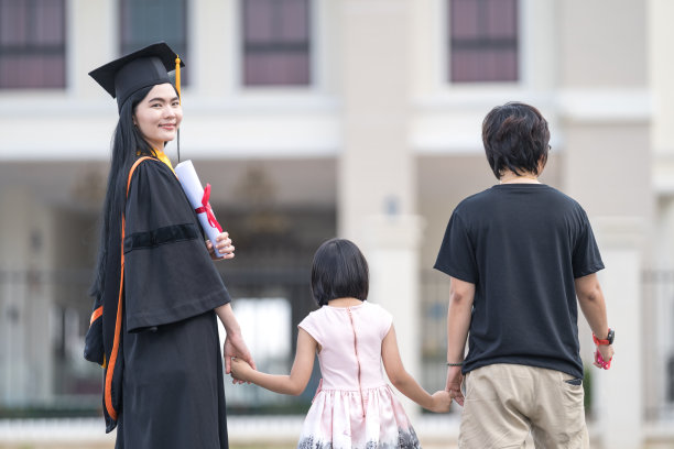 穿着学士服的女孩摄影图片