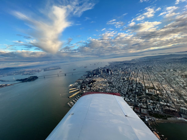 空货船通过旧金山市中心