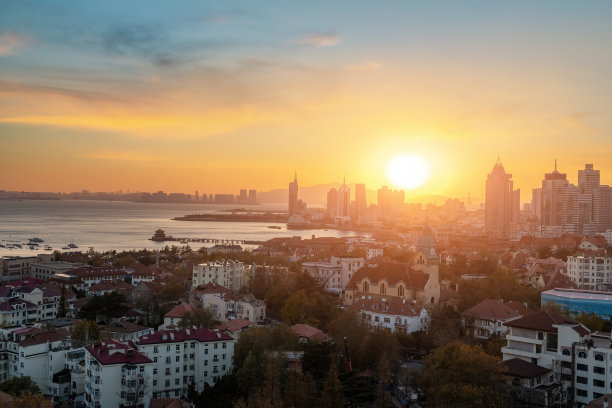 航拍夕阳中的青岛城市景观