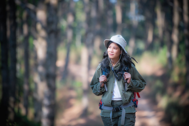 夫妻坐在山顶